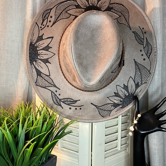 Hand burned sunflower vegan suede hat - Picture 3 of 3